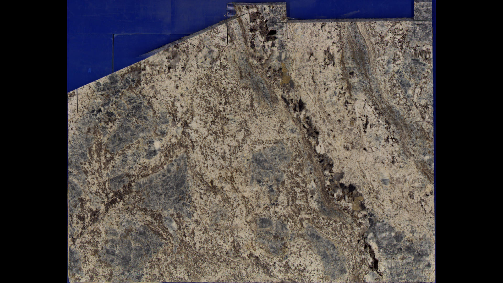 DIAMOND WAVE Granite Slabs